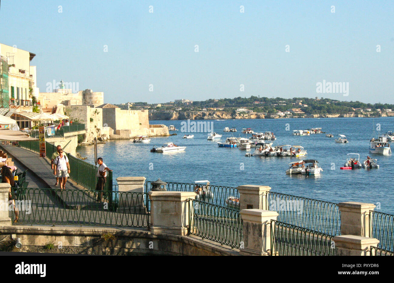 In Siracusa - Italien - August/2010 - Meer in der historischen Altstadt von Ortigia, in Syrakus, Sizilien Stockfoto