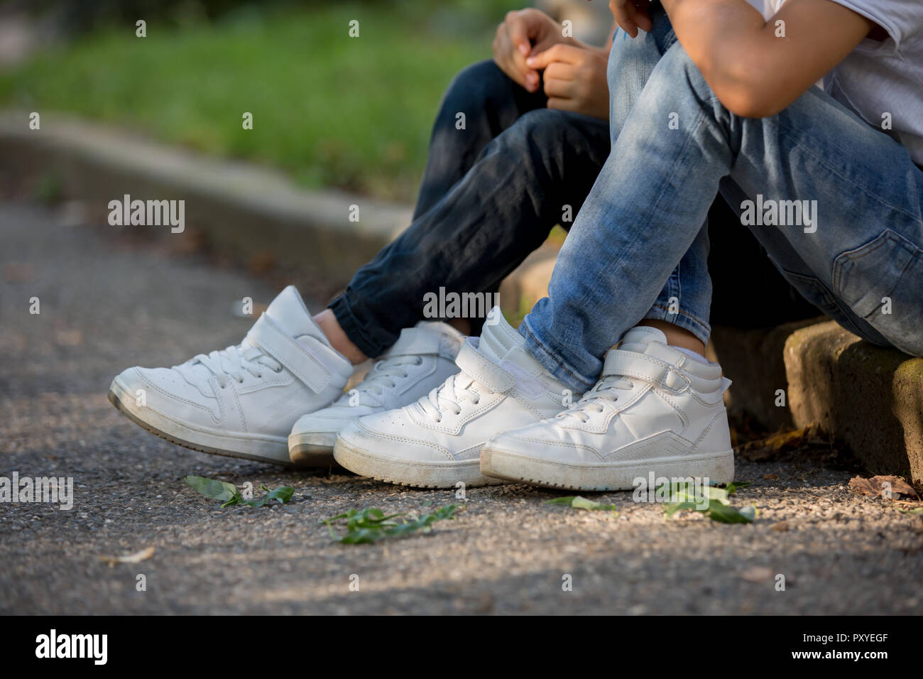 Sneakers auf Kinder Füße, im Freien Stockfoto