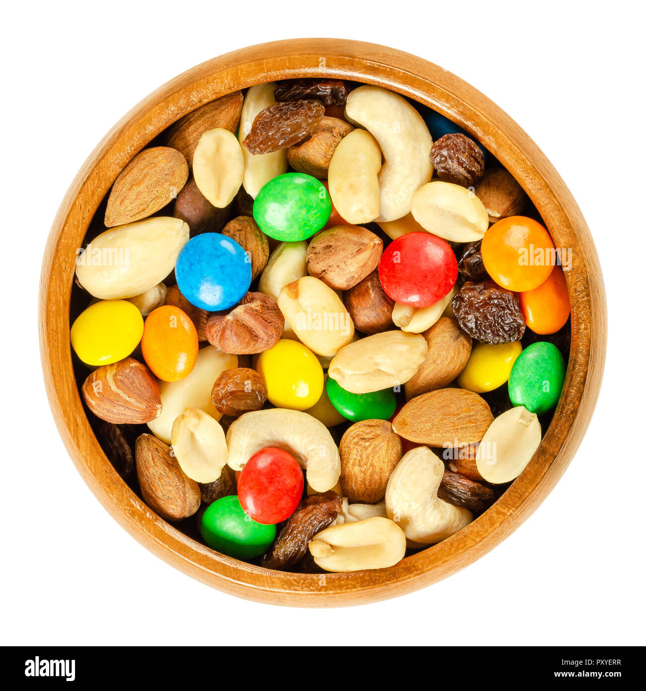 Trail Mix in Houten. Snack Mix. Mandeln, Cashewkerne, Erdnüsse, Haselnüsse, Rosinen und bunten Schokolinsen. Essen zusammen Wanderungen berücksichtigt werden. Stockfoto