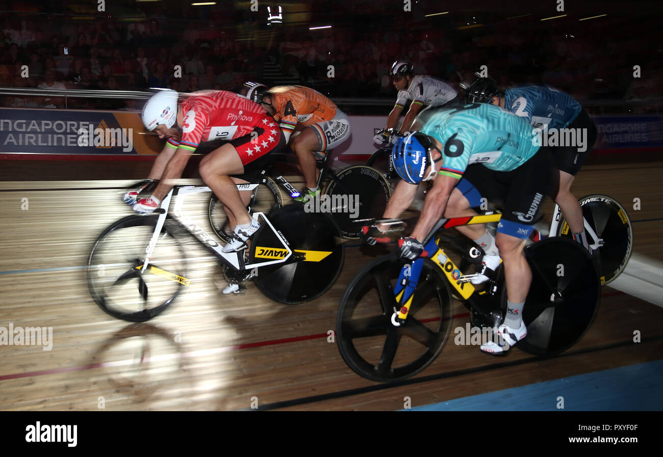 Francois Pervis (links) auf dem Weg zum Sieg im Keirin-Finale am zweiten Tag der Sechstageserie im Lee Valley Velopark, London. DRÜCKEN SIE VERBANDSFOTO. Bilddatum: Mittwoch, 24. Oktober 2018. Bildnachweis sollte lauten: Steven Paston/PA Wire. Stockfoto