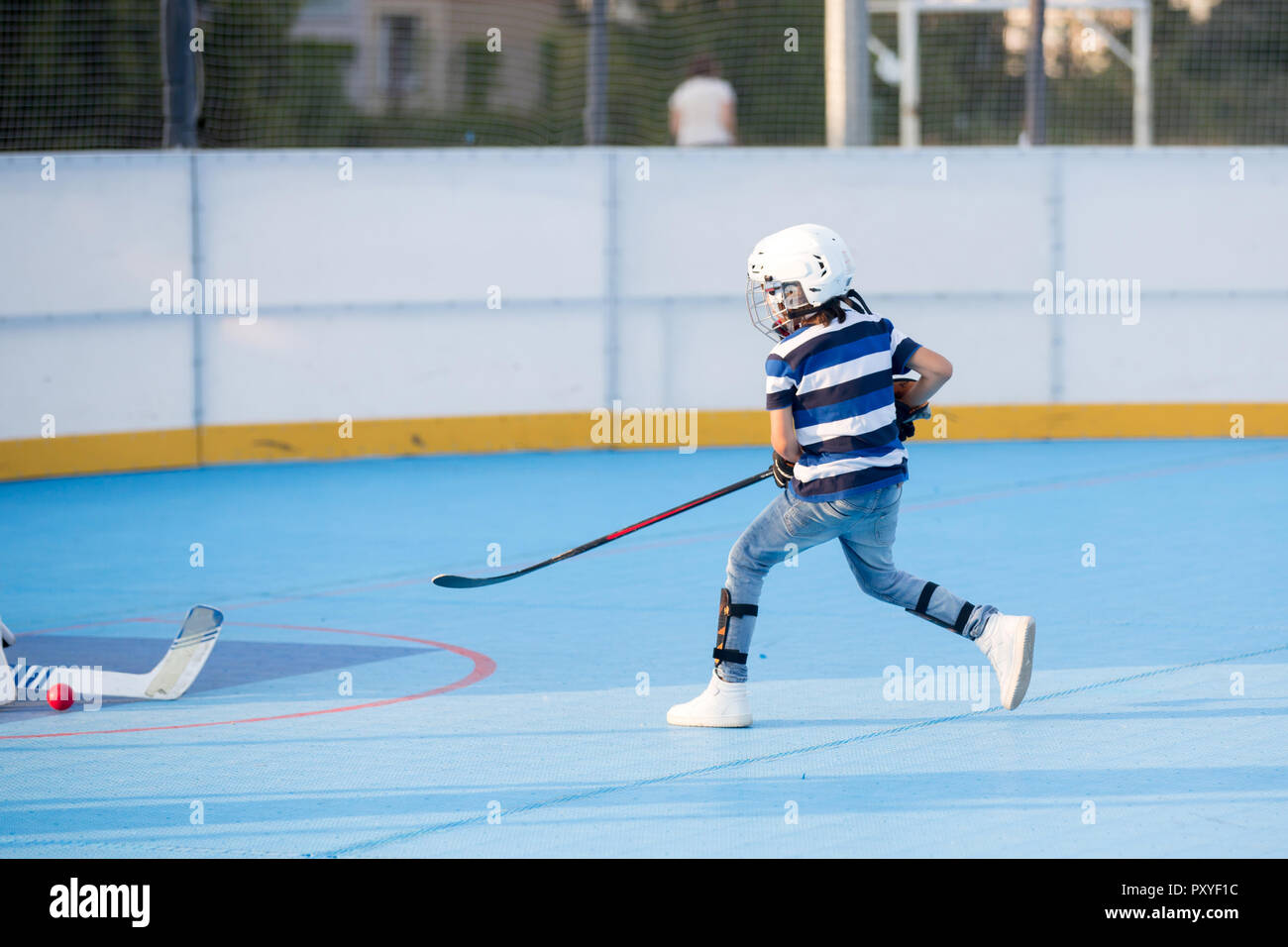 Kinder Spielfeld hockeyball auf dem Spielplatz Stockfoto