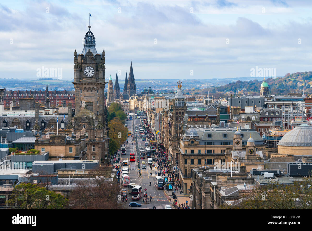 Tagsüber Blick entlang der Princes Street in Edinburgh, der wichtigsten Einkaufsstraße der Stadt, Schottland, Großbritannien. Stockfoto