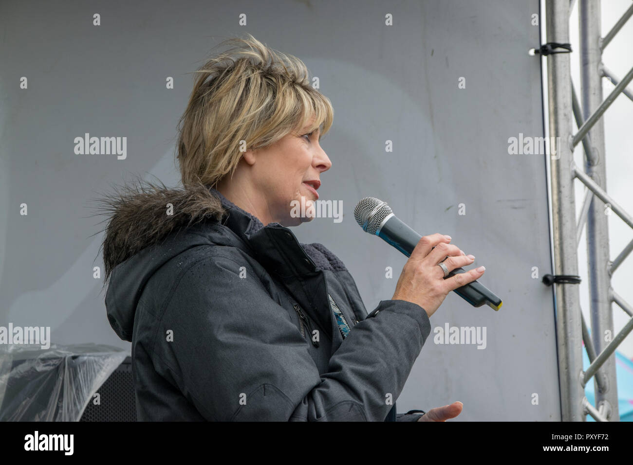 Ruth Langsford beginnt das Epsom Speicher mit Hilfe der Alzheimer Gesellschaft im Epsom Downs Racecourse Spaziergang auf einem nassen und windigen Tag. Ruth, dessen Vater starb im Jahr 2012 an der Krankheit, sagte: "Dies ist eine Ursache nah an meinem Herzen, weil ich meinen Vater Alzheimer verloren und ich weiß, wie verheerend die Bedingung ist für diejenigen bestimmt und ihre Familien. Ich bin zu Fuß in liebevoller Erinnerung an meinen Papa, den ich jeden Tag vermissen." Sie fügte hinzu: "Ich bin so glücklich in der epsom Speicher zu nehmen Zu Fuß für Alzheimer Gesellschaft" Mit: Ruth Langsford Wo: Epsom, Großbritannien Wann: 23 Sep 2018 Credit: Paul Taylor/WANN Stockfoto