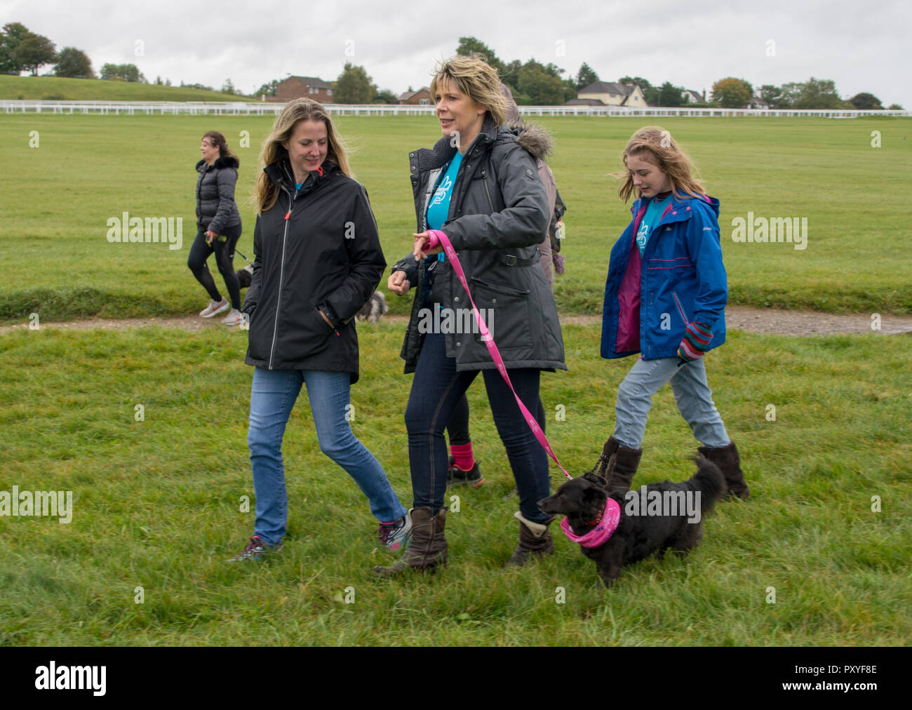 Ruth Langsford beginnt das Epsom Speicher mit Hilfe der Alzheimer Gesellschaft im Epsom Downs Racecourse Spaziergang auf einem nassen und windigen Tag. Ruth, dessen Vater starb im Jahr 2012 an der Krankheit, sagte: "Dies ist eine Ursache nah an meinem Herzen, weil ich meinen Vater Alzheimer verloren und ich weiß, wie verheerend die Bedingung ist für diejenigen bestimmt und ihre Familien. Ich bin zu Fuß in liebevoller Erinnerung an meinen Papa, den ich jeden Tag vermissen." Sie fügte hinzu: "Ich bin so glücklich in der epsom Speicher zu nehmen Zu Fuß für Alzheimer Gesellschaft" Mit: Ruth Langsford Wo: Epsom, Großbritannien Wann: 23 Sep 2018 Credit: Paul Taylor/WANN Stockfoto