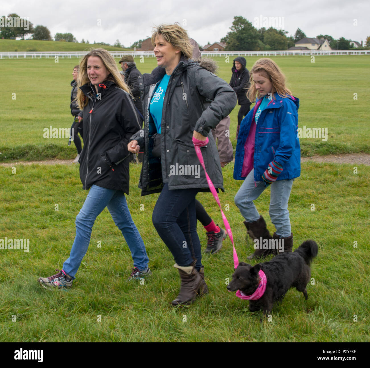 Ruth Langsford beginnt das Epsom Speicher mit Hilfe der Alzheimer Gesellschaft im Epsom Downs Racecourse Spaziergang auf einem nassen und windigen Tag. Ruth, dessen Vater starb im Jahr 2012 an der Krankheit, sagte: "Dies ist eine Ursache nah an meinem Herzen, weil ich meinen Vater Alzheimer verloren und ich weiß, wie verheerend die Bedingung ist für diejenigen bestimmt und ihre Familien. Ich bin zu Fuß in liebevoller Erinnerung an meinen Papa, den ich jeden Tag vermissen." Sie fügte hinzu: "Ich bin so glücklich in der epsom Speicher zu nehmen Zu Fuß für Alzheimer Gesellschaft" Mit: Ruth Langsford Wo: Epsom, Großbritannien Wann: 23 Sep 2018 Credit: Paul Taylor/WANN Stockfoto