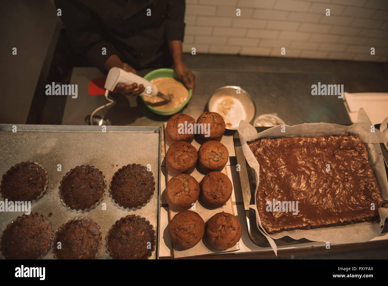 Bäcker mischen Teig für Muffins in einer gewerblichen Küche Stockfoto