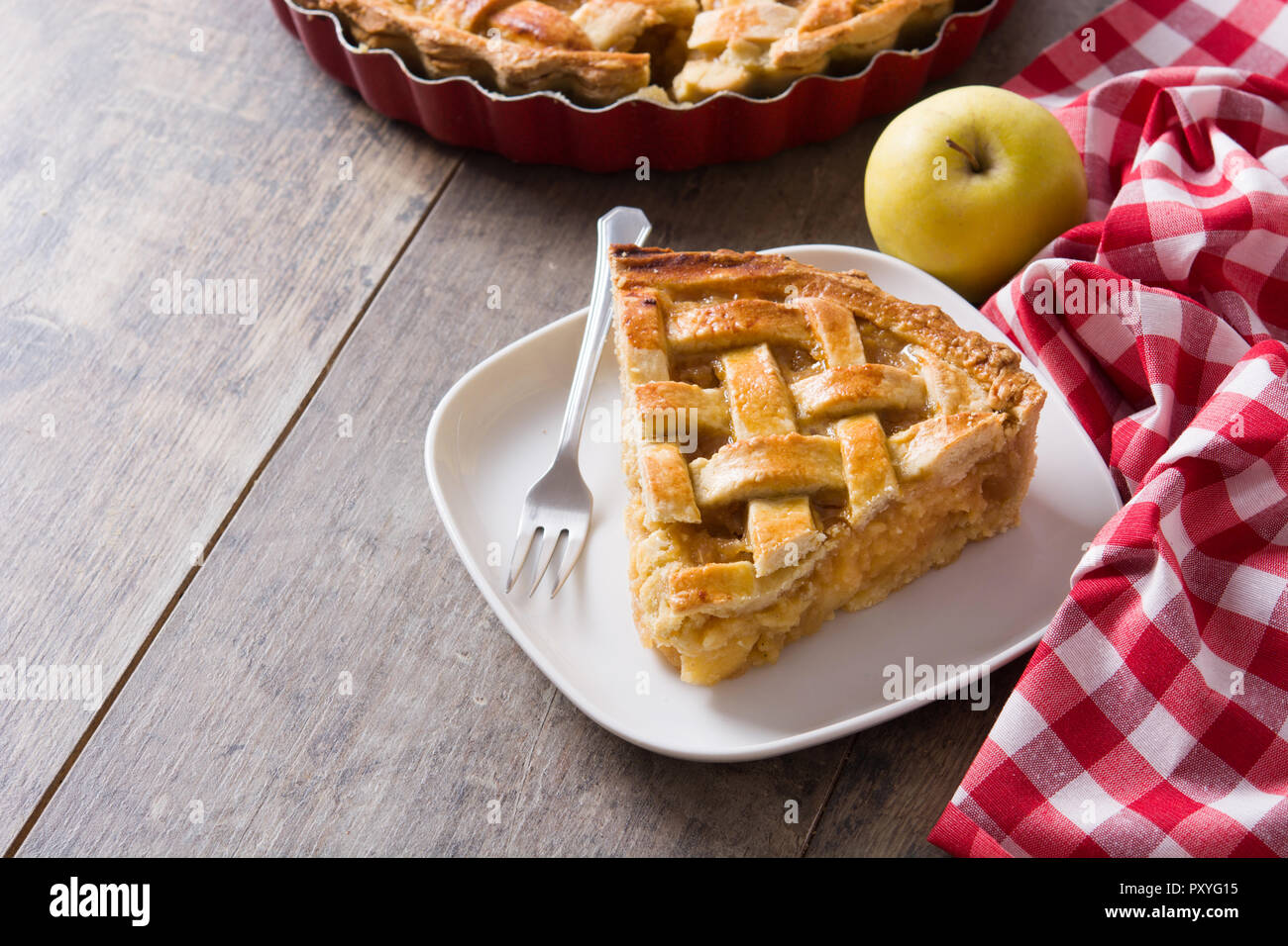 Hausgemachten Apfelkuchen Slice auf hölzernen Tisch Stockfoto