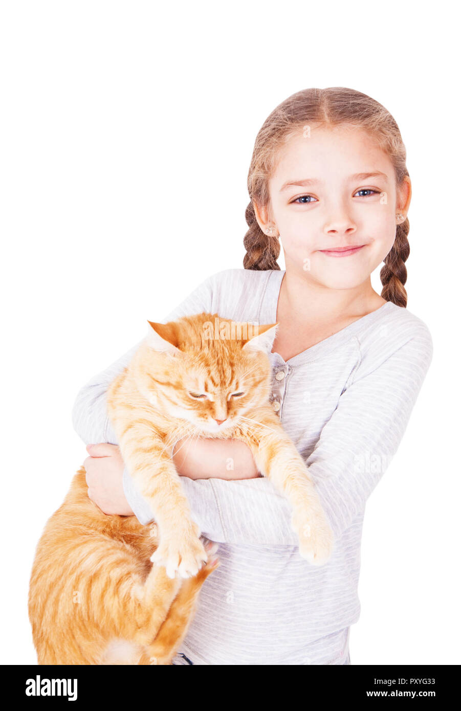 Süße kleine Mädchen mit einem rote Katze in den Händen. Studio Foto, auf weißem Hintergrund. Stockfoto