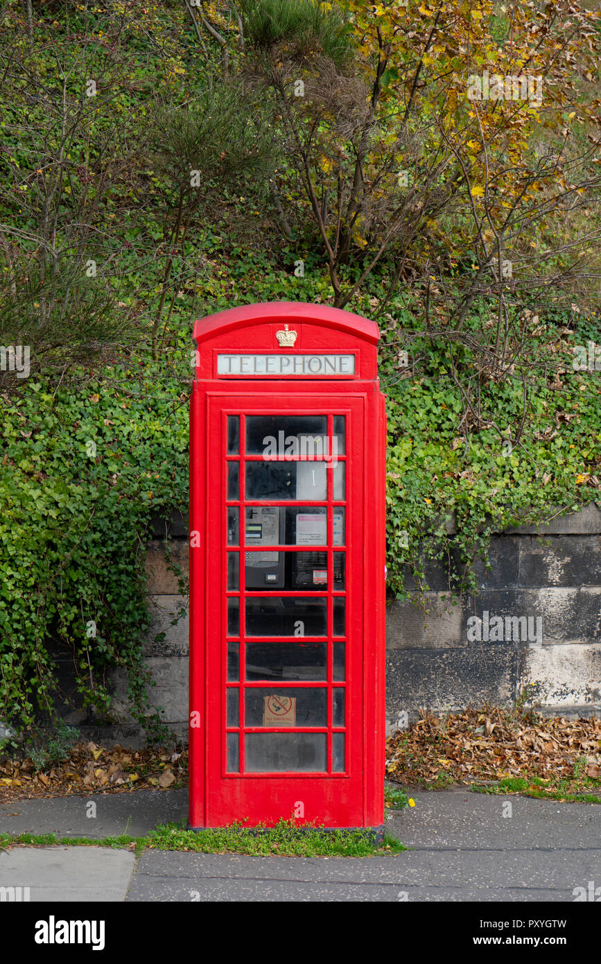 Eine einzelne Vorlage alte rote Telefonzelle. Stockfoto