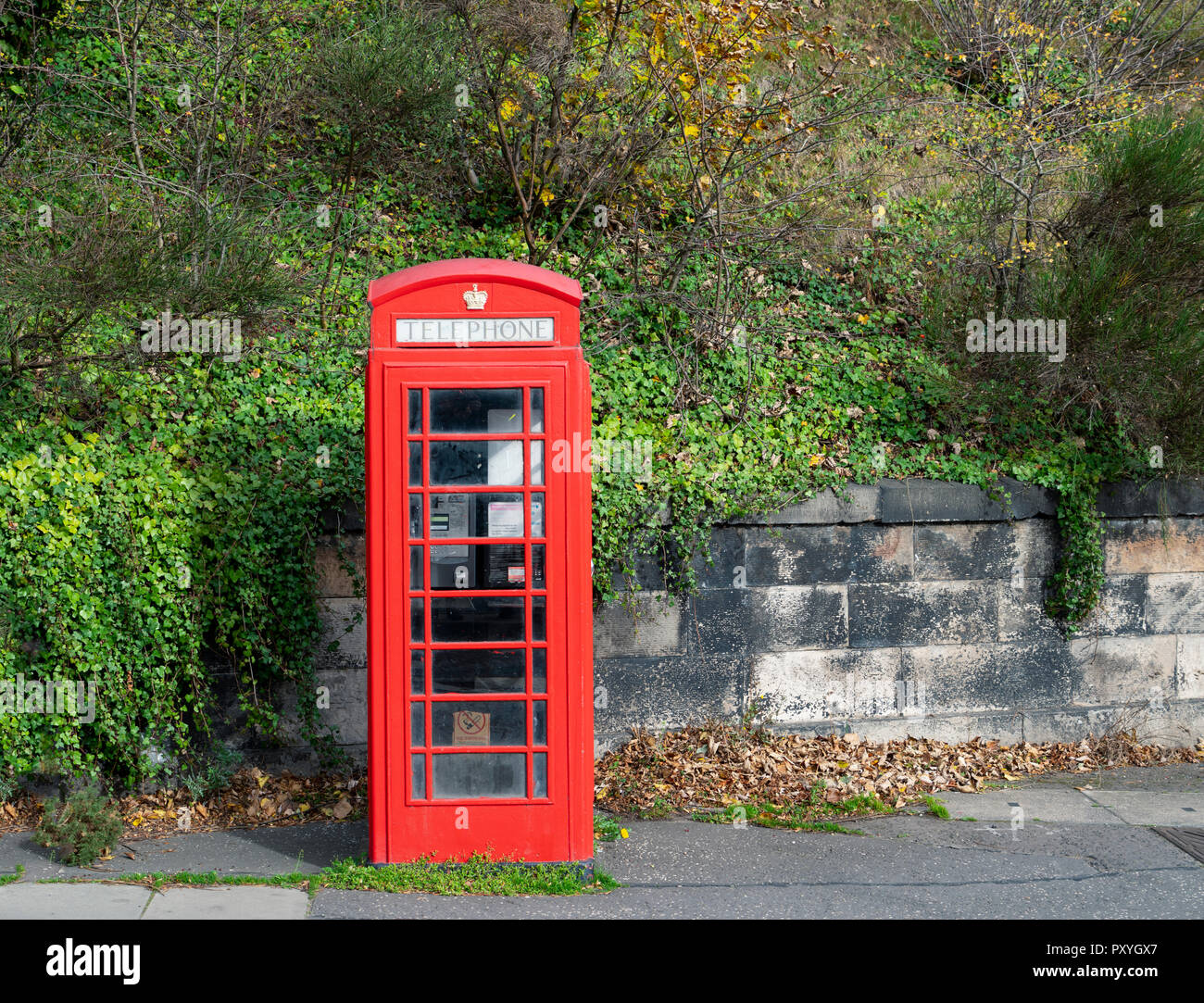 Eine einzelne Vorlage alte rote Telefonzelle. Stockfoto
