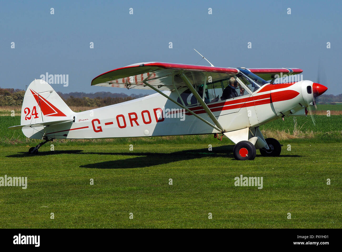 Piper PA-18 Super Cub G-OROD Race 24 im Royal Aero Club RAeC Air Race Serie am Großen Oakley Flugplatz, Essex, Großbritannien. Private fliegen, allgemeine Luftfahrt Stockfoto