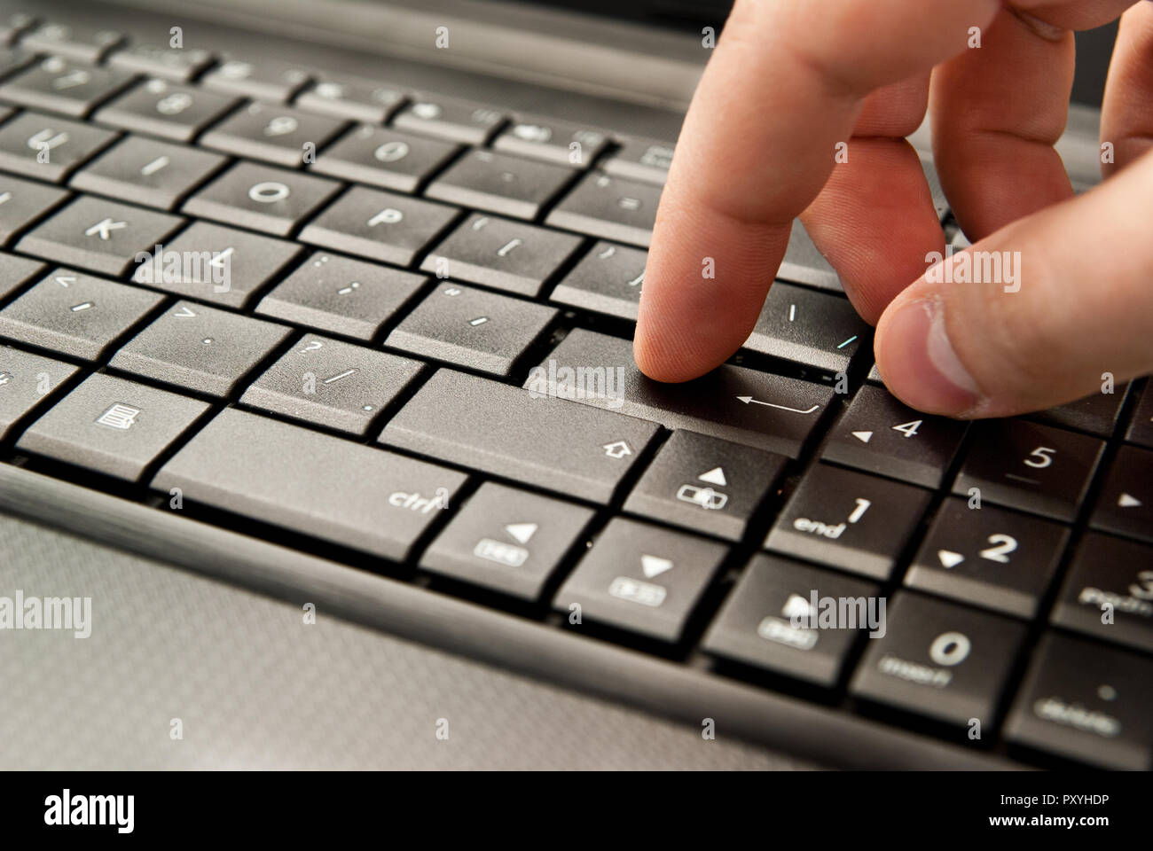 Nahaufnahme von einem Finger, mit dem Laptop Tastatur Stockfoto