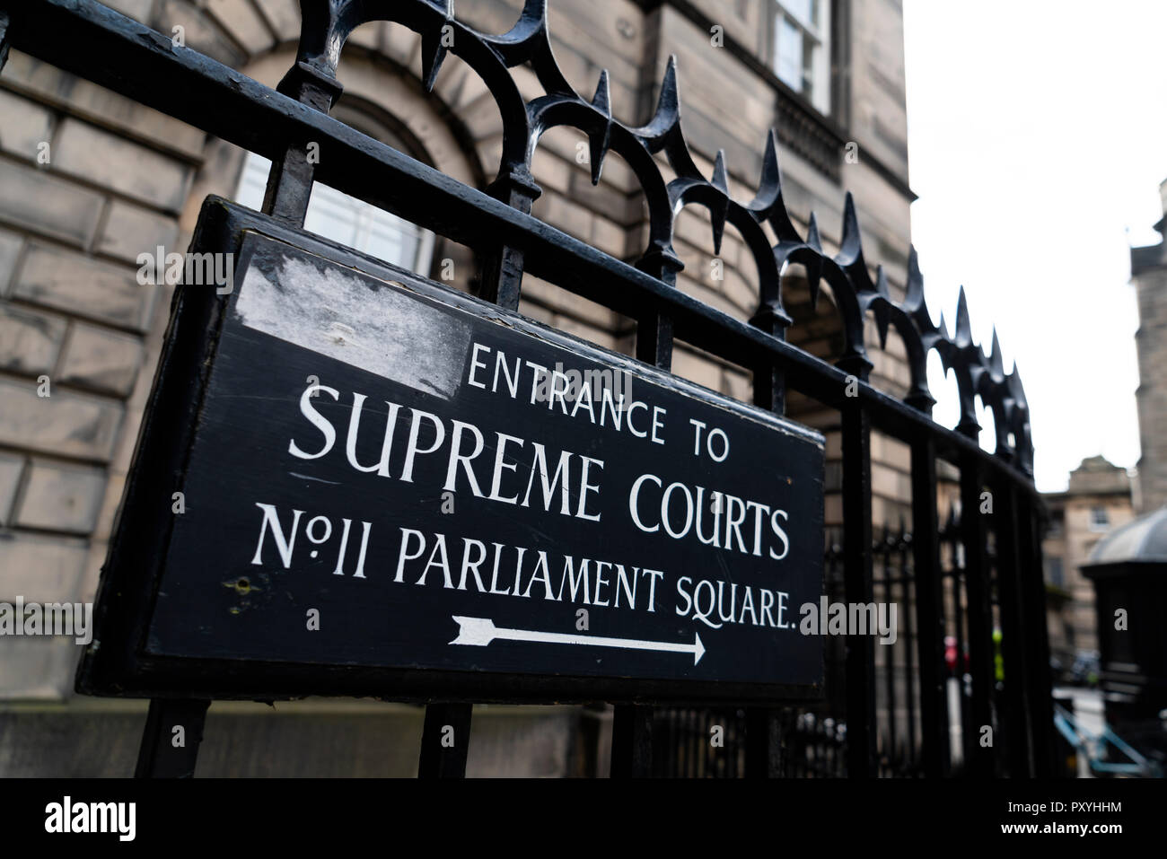 Schild am Eingang zum Parliament Square und die Obersten Gerichte (Gericht Session) in der Altstadt von Edinburgh, Schottland, Großbritannien Stockfoto