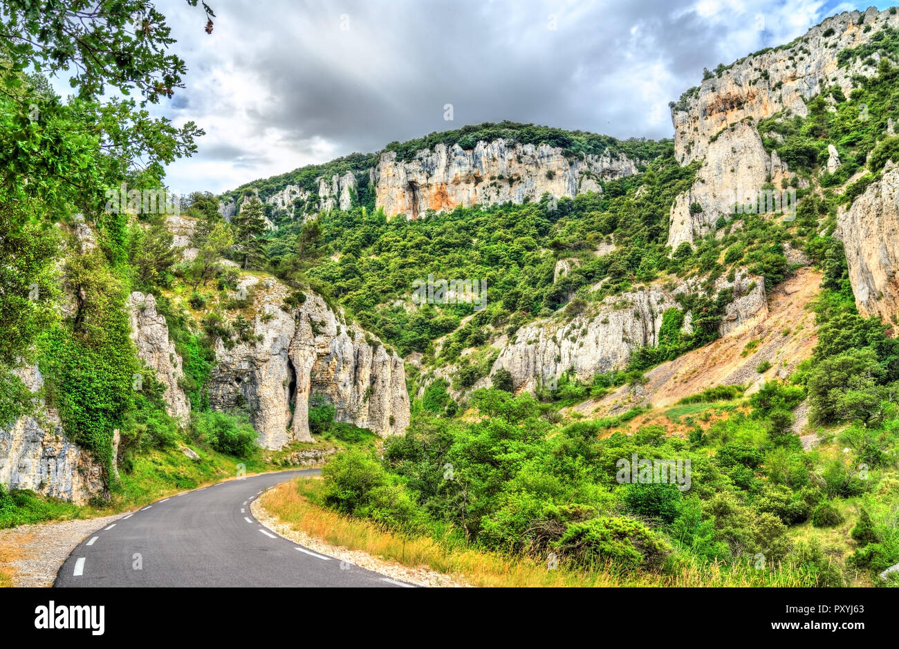 Straße durch Felsen im Departement Vaucluse, Frankreich Stockfoto