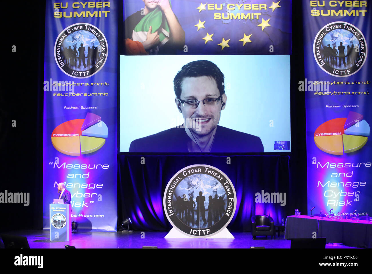 Dublin, Irland. 24. Oktober, 2018. EU-Cyber Gipfeln. Edward Snowden Rede auf der EU-Gipfel. Helix, DCU durch Video. Das Getriebe musste für 10 Minuten nach schlechte Videoqualität angehalten werden, mit Berichten, dass der Gipfel Drohungen erhalten hatte, dass das Video mit gestört werden würde. Foto: Sam Boal/RollingNews.ie/Alamy leben Nachrichten Stockfoto