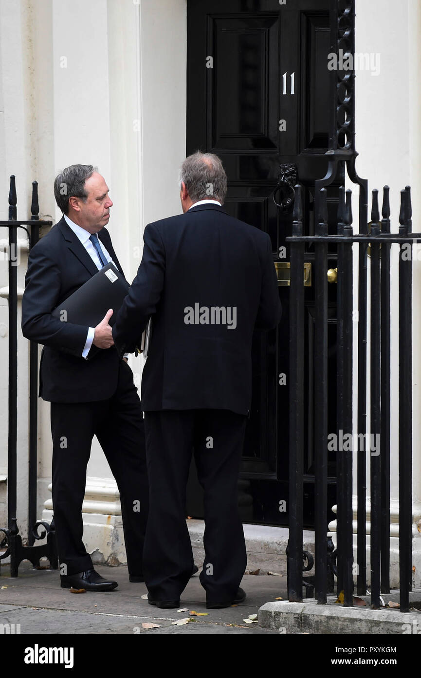 London, Großbritannien. 24. Oktober 2018. Nigel Dodds (L) (DUP, stellvertretende Vorsitzende) draußen vor der Tür mit der Nummer 11 Downing Street vor Theresa's Mai Sitzung mit dem Ausschuss 1922. Credit: Stephen Chung/Alamy leben Nachrichten Stockfoto