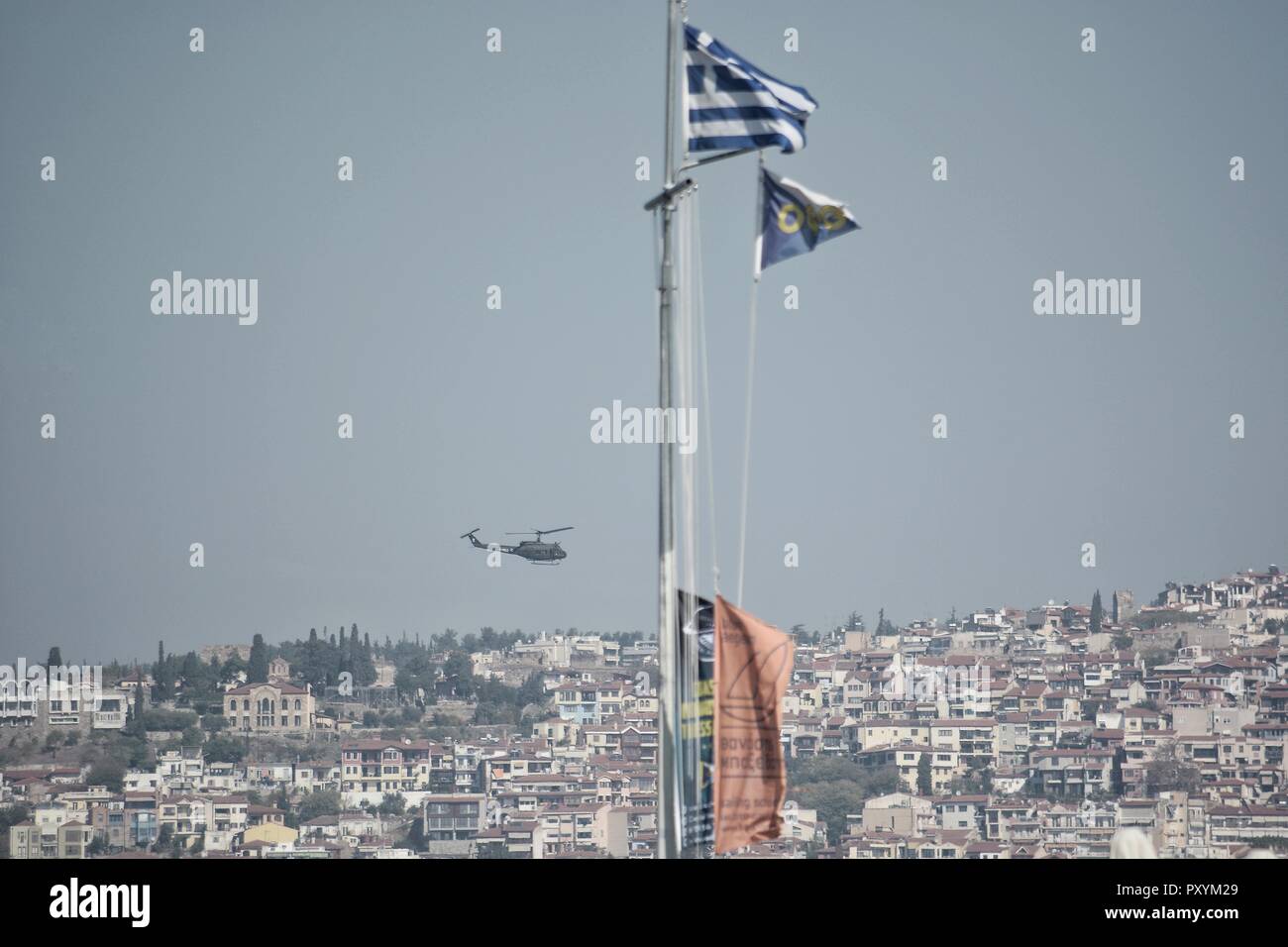 Thessaloniki, Griechenland. 24 Okt, 2018. Ein Hellenic Army Aviation UH-1H (Huey) fliegen Während der Testflüge für die militärischen Parade des Zweiten Weltkriegs Jahrestag von Nr.: Giorgos Zachos/SOPA Images/ZUMA Draht/Alamy leben Nachrichten Stockfoto