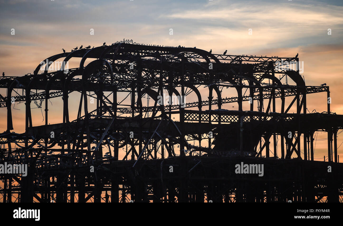 Brighton, UK. 24 Okt, 2018. Wie die Sonne von der West Pier in Brighton an diesem Abend nach der anderen warmen sonnigen Tag an der Südküste: Simon Dack/Alamy leben Nachrichten Stockfoto