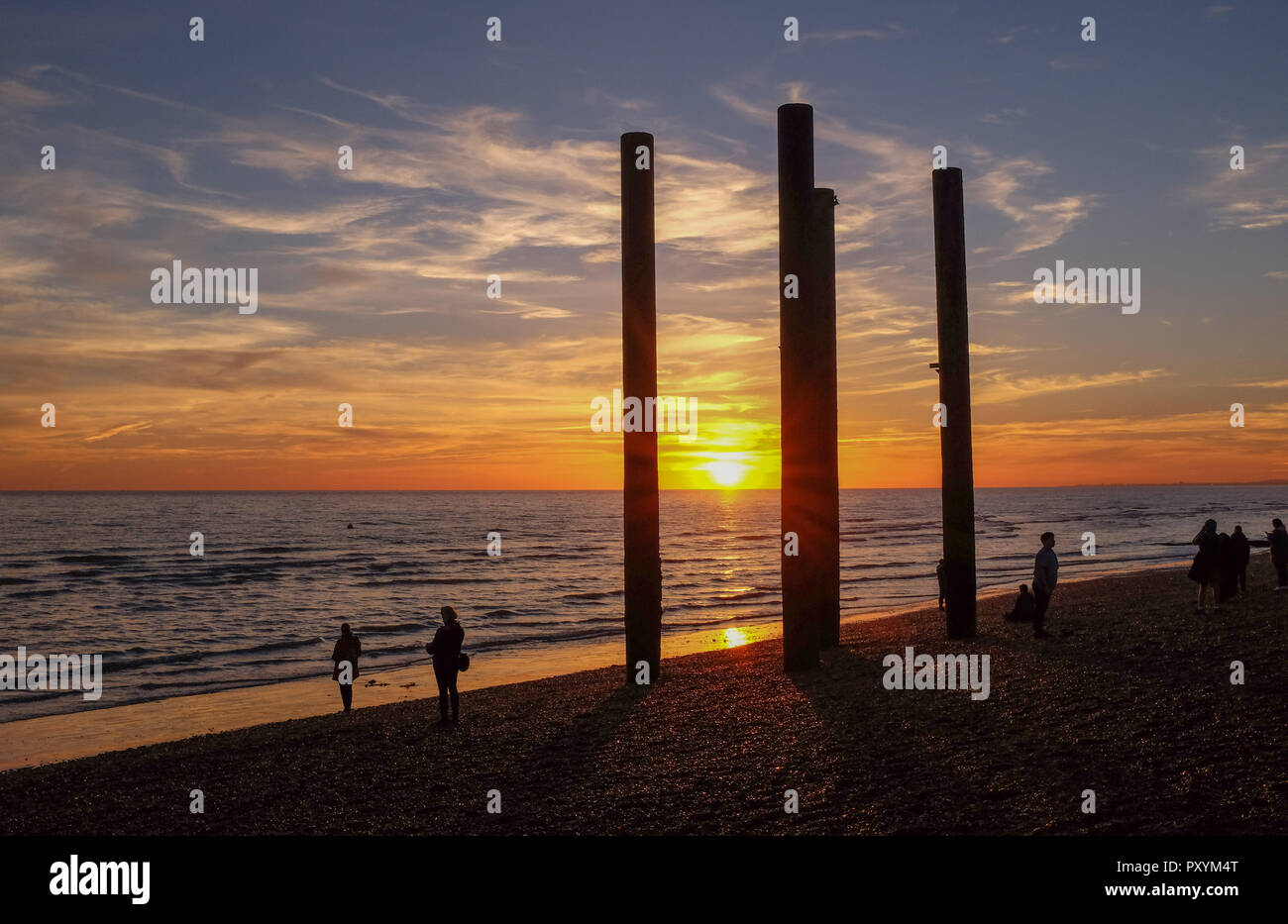 Brighton, UK. 24 Okt, 2018. Die Sonne, die von der West Pier in Brighton an diesem Abend nach der anderen warmen sonnigen Tag an der Südküste: Simon Dack/Alamy leben Nachrichten Stockfoto