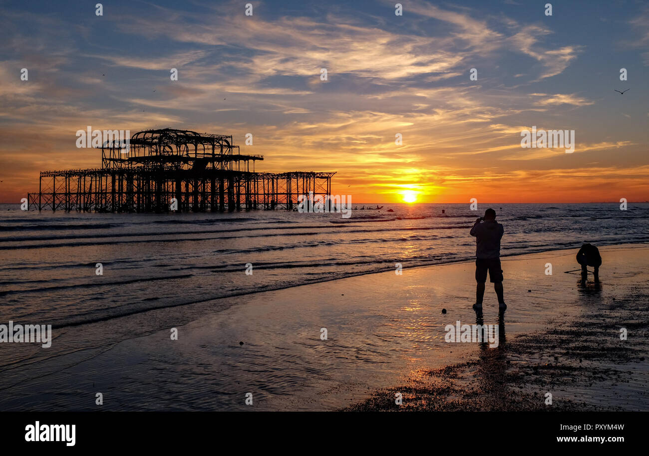 Brighton, UK. 24 Okt, 2018. Die Sonne, die von der West Pier in Brighton an diesem Abend nach der anderen warmen sonnigen Tag an der Südküste: Simon Dack/Alamy leben Nachrichten Stockfoto