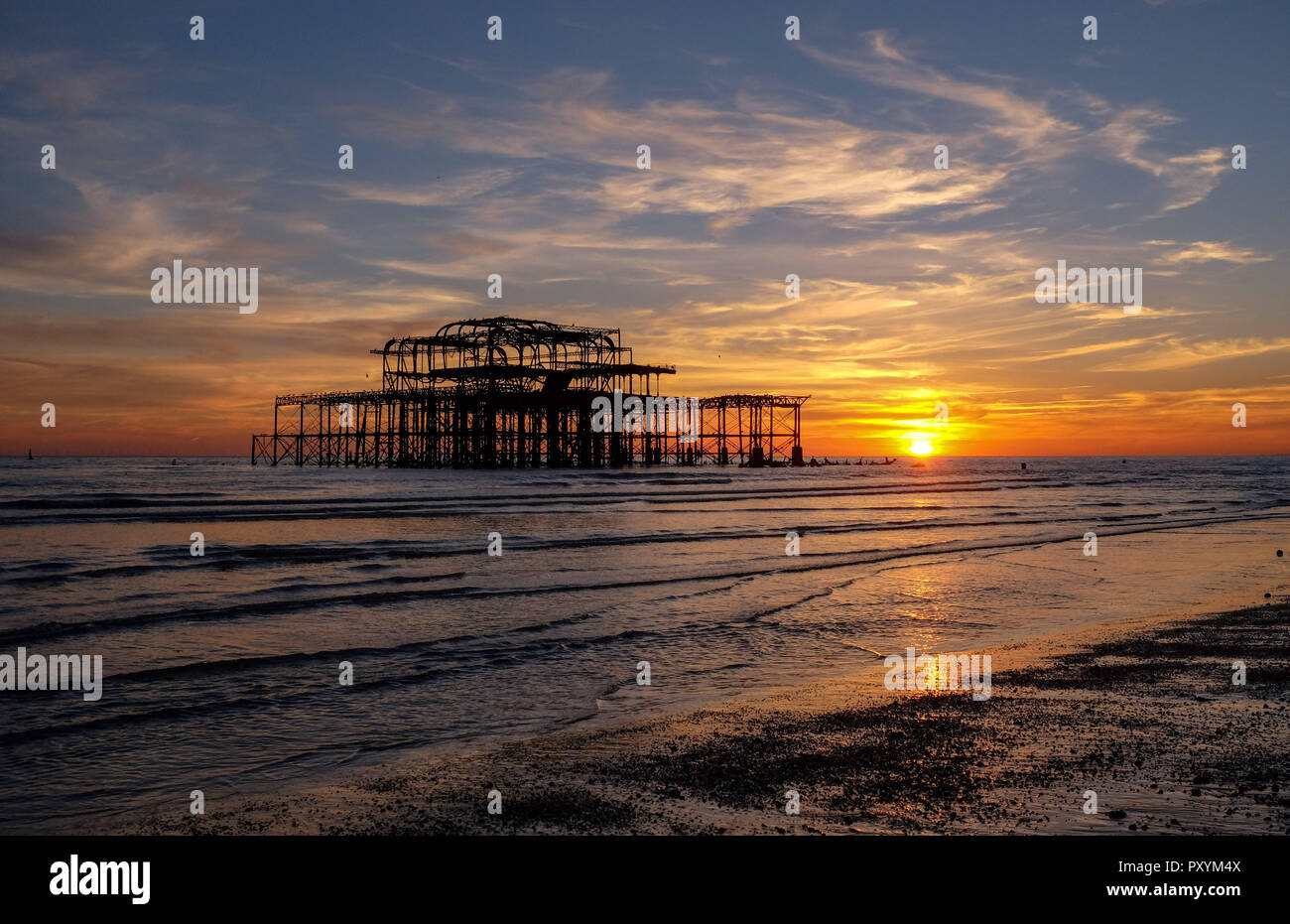 Brighton, UK. 24 Okt, 2018. Die Sonne, die von der West Pier in Brighton an diesem Abend nach der anderen warmen sonnigen Tag an der Südküste: Simon Dack/Alamy leben Nachrichten Stockfoto