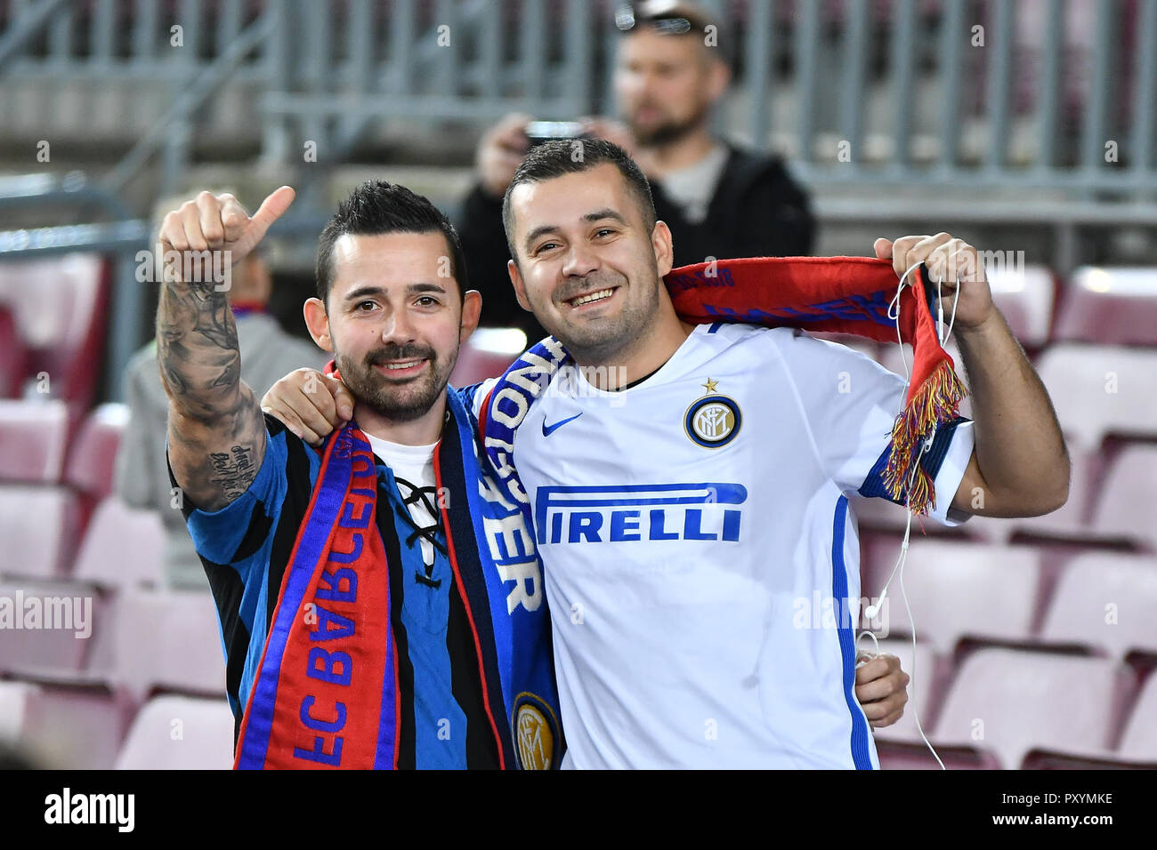 Inter De Milan Anhanger Wahrend Der Champions League Fussballspiel Zwischen Fc Barcelona Und Fc Internazionale De Milano Am 24 Oktober 2018 Im Camp Nou Stadion In Barcelona Spanien Stockfotografie Alamy