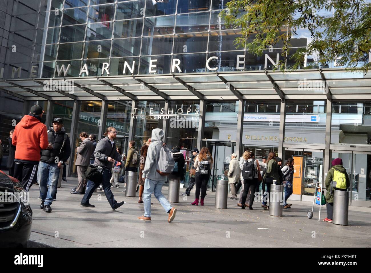 New York, NY, USA. 24 nd. Okt. 2018. Eine scheinbare Rohrbombe wurde in der mail Zimmer von Cable News Network (CNN) im Time Warner Center gefunden. Zusätzlich wird ein Paket mit weißem Pulver war auch in der Poststelle der Nachrichten Netz auf Columbus Circle entdeckt, die am 24. Oktober 2018, das NYPD sagte. Paket wurden auch: Ehemalige Präsidenten Barack Obama und Bill Clinton, Hillary Clinton, ehemaliger Justizminister Eric Holder und Milliardär George Soros, unter anderem gesendet. © 2018 G. Ronald Lopez/DigiPixsAgain. us/Alamy leben Nachrichten Stockfoto