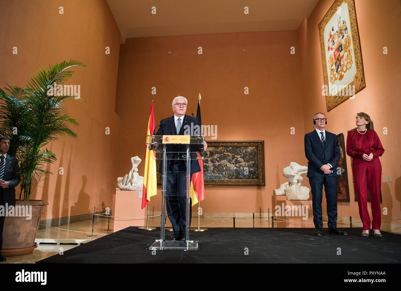 Madrid, Spanien. 24 Okt, 2018. 24 Oktober 2018, Spanien, Madrid: Bundespräsident Dr. Frank-Walter Steinmeier (L) spricht in der Gegenwart seiner Frau Elke Buedenbender und die spanische Ministerin für Kultur Jose Guirao Cabrera bei der Eröffnung der Ausstellung "Beckmann Exil Zahlen" im Museum Thyssen-Bornemisza. Präsident Steinmeier und seine Frau sind auf einem zweitägigen Besuch in Spanien. Quelle: Bernd von Jutrczenka/dpa/Alamy leben Nachrichten Stockfoto