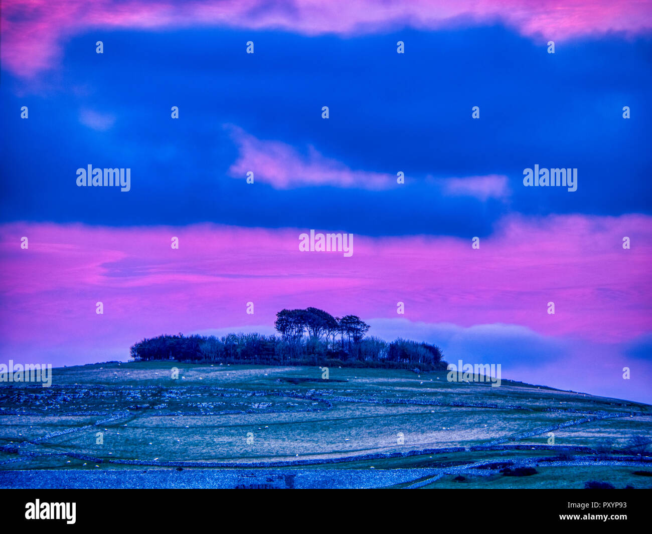 Minning niedrige Hügel, Peak District, UK. 24. Oktober, 2018. Wetter Großbritannien: Sonnenuntergang über Minning niedrigen Hügel historischen England Monument mit einem chambered Grab & zwei Schüssel schubkarren von Harborough Felsen, Peak District, UK Credit: Doug Blane/Alamy Leben Nachrichten gesehen Stockfoto