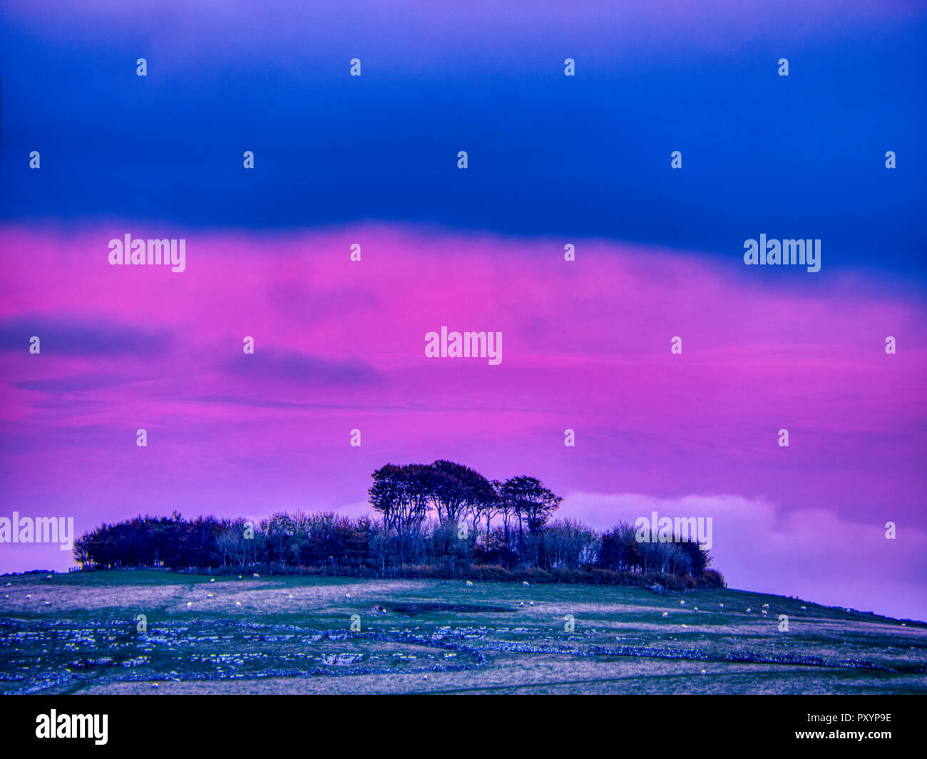 Minning niedrige Hügel, Peak District, UK. 24. Oktober, 2018. Wetter Großbritannien: Sonnenuntergang über Minning niedrigen Hügel historischen England Monument mit einem chambered Grab & zwei Schüssel schubkarren von Harborough Felsen, Peak District, UK Credit: Doug Blane/Alamy Leben Nachrichten gesehen Stockfoto