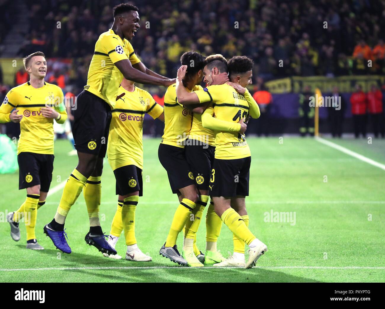 Dortmund, Deutschland. 24 Okt, 2018. firo: 24.10.2018, Fußball, Fußball: UEFA, Champions League, CL, Saison 2018/2019 Gruppe Stadium, BVB, Borussia Dortmund, Atletico Madrid. 4:0 Jubel um guerreiro, BVB nach Ziel 4:0, oben ZAGADOU | Verwendung der weltweiten Kredit: dpa/Alamy leben Nachrichten Stockfoto