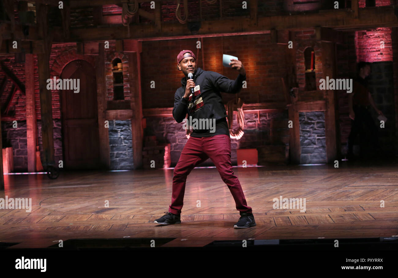 Host Bryan Terrell Clark auf der Bühne während der Rockefeller Foundation und der Gilder Lehrman Institut der amerikanischen Geschichte Sponsoren High School Student # EduHam Matinee der "Hamilton" im Richard Rodgers Theatre am Oktober 24, 2018 in New York City. Quelle: Walter McBride/MediaPunch Stockfoto