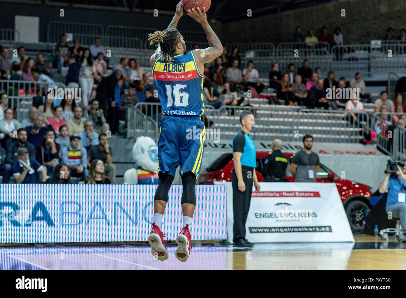 Andorra. 24. Oktober, 2018. Andrew Albicy del Mora Banc Andorra steuert die Kugel für Angriff seines Teams. EURO CUP Spiel zwischen Morabanc Andorra BC und Ratiopharm Ulm an Poliesportiu d'Andorra Stadion am 24. Oktober 2018 in Andorra La Vella. Stockfoto