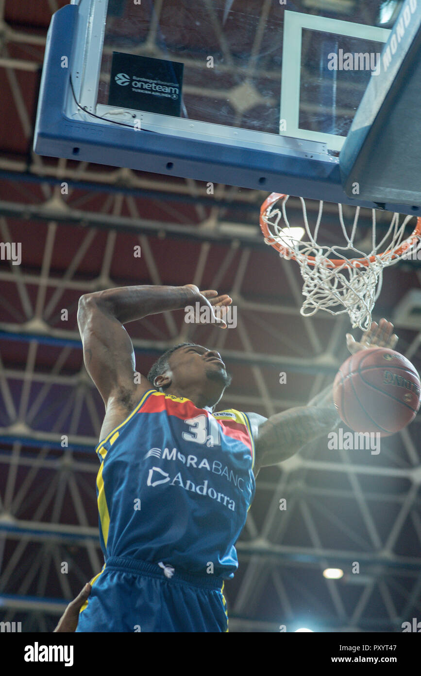 Andorra. 24. Oktober, 2018. Mussa Diagne macht ein großer Korb für Mora Banc Andorra. EURO CUP Spiel zwischen Morabanc Andorra BC und Ratiopharm Ulm an Poliesportiu d'Andorra Stadion am 24. Oktober 2018 in Andorra La Vella. Stockfoto