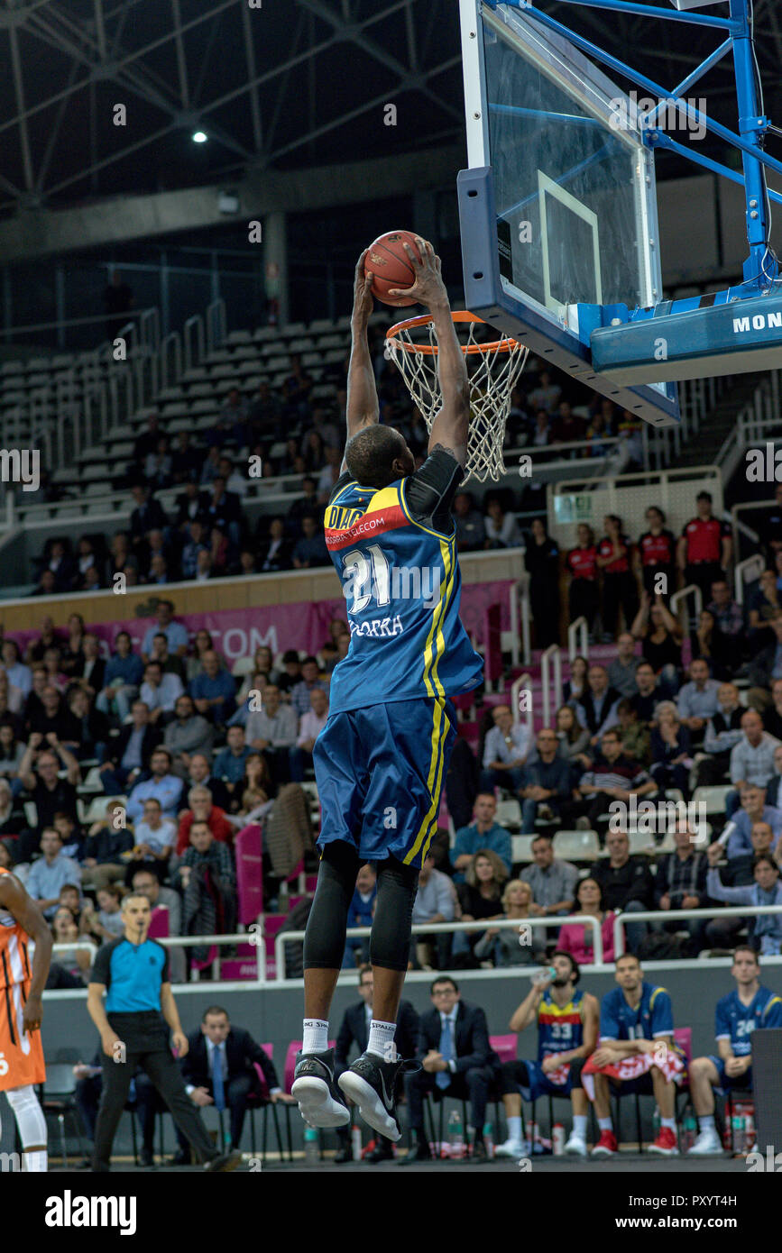 Andorra. 24. Oktober, 2018. Mussa Diagne macht ein großer Korb für Mora Banc Andorra. EURO CUP Spiel zwischen Morabanc Andorra BC und Ratiopharm Ulm an Poliesportiu d'Andorra Stadion am 24. Oktober 2018 in Andorra La Vella. Stockfoto