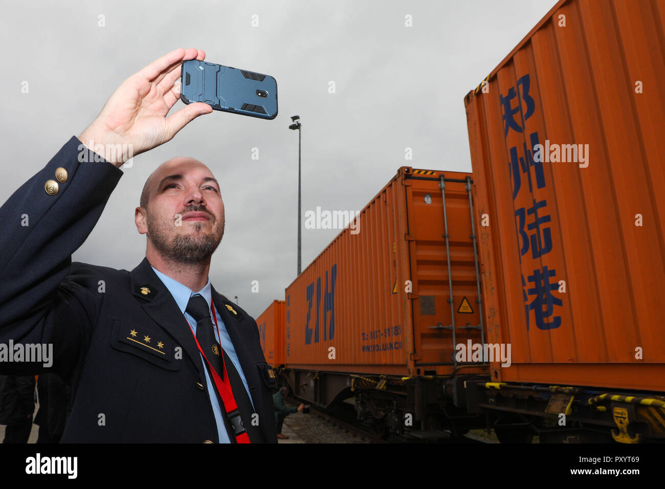 Lüttich, Belgien. 24 Okt, 2018. Ein Mitarbeiter nimmt Fotos der ersten Zhengzhou-Liege cargo Bahnhof in Lüttich, Belgien, am Okt. 24, 2018. Belgien und China Mittwoch, den Startschuss für eine neue Ladung Zug verbindet die belgische Stadt Lüttich, etwa 100 km südöstlich von Brüssel, in Zhengzhou, der Hauptstadt der chinesischen Provinz Henan. Credit: Zheng Huansong/Xinhua/Alamy leben Nachrichten Stockfoto