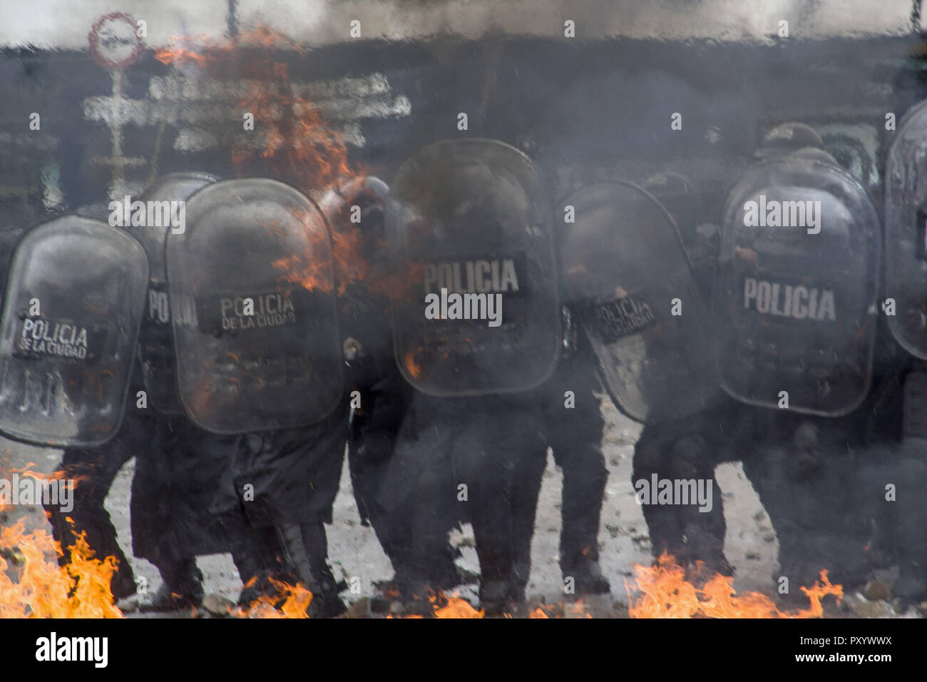 Buenos Aires, der Hauptstadt Argentiniens. 24 Okt, 2018. Einmal mehr die Nähe der argentinischen nationalen Kongress wurde ein Schlachtfeld. Dutzende vermummte Demonstranten und Mitglieder der föderalen Polizei zusammengestoßen vor dem Palast, während der Entwurf des Haushaltsplans Act 2019 im Inneren diskutiert wird. Credit: Roberto Almeida Aveledo/ZUMA Draht/Alamy leben Nachrichten Stockfoto