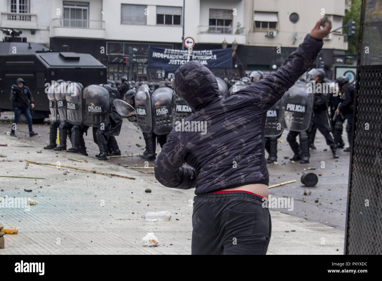 Buenos Aires, der Hauptstadt Argentiniens. 24 Okt, 2018. Einmal mehr die Nähe der argentinischen nationalen Kongress wurde ein Schlachtfeld. Dutzende vermummte Demonstranten und Mitglieder der föderalen Polizei zusammengestoßen vor dem Palast, während der Entwurf des Haushaltsplans Act 2019 im Inneren diskutiert wird. Credit: Roberto Almeida Aveledo/ZUMA Draht/Alamy leben Nachrichten Stockfoto