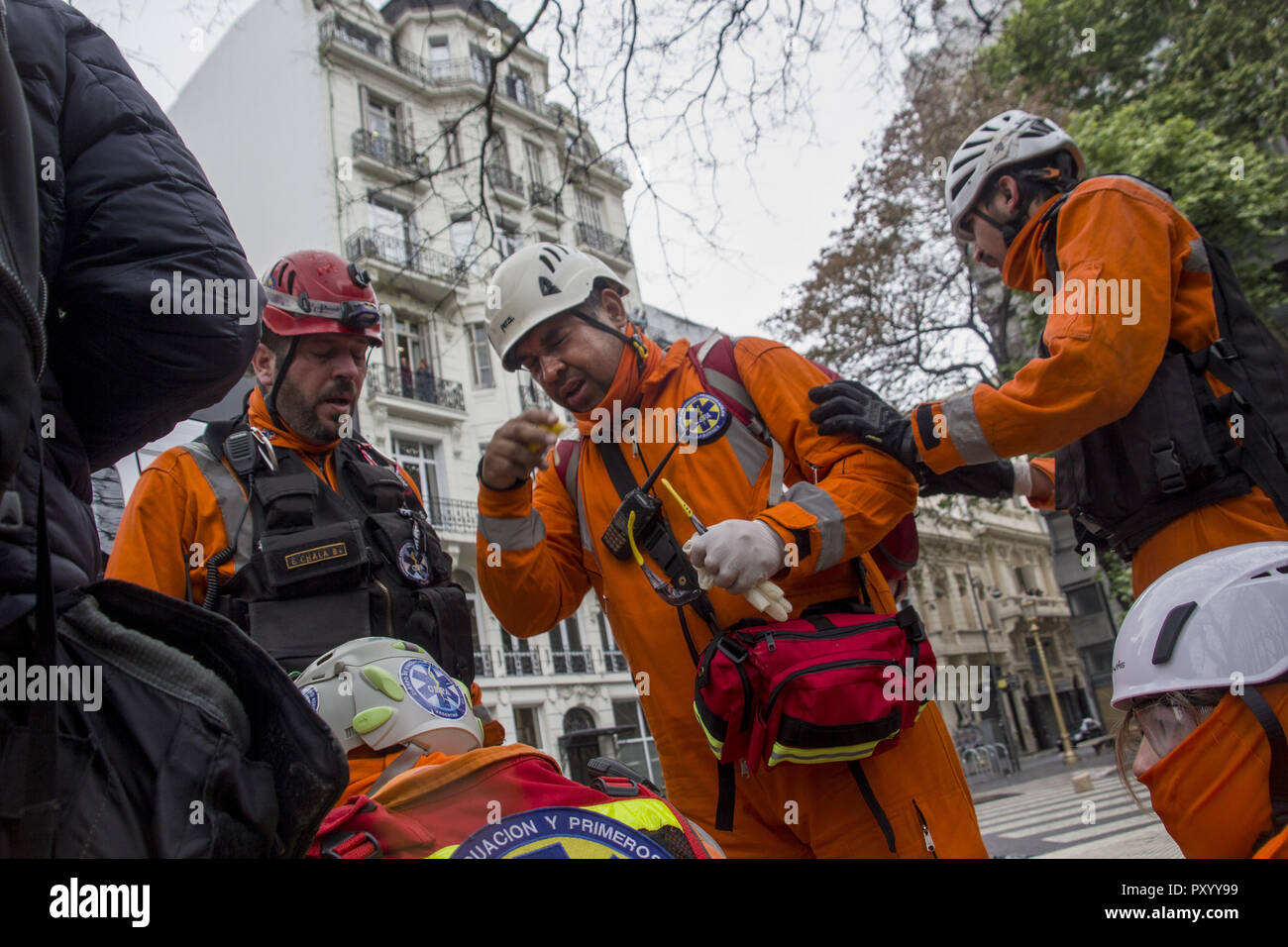 Buenos Aires, der Hauptstadt Argentiniens. 24 Okt, 2018. Einmal mehr die Nähe der argentinischen nationalen Kongress wurde ein Schlachtfeld. Dutzende vermummte Demonstranten und Mitglieder der föderalen Polizei zusammengestoßen vor dem Palast, während der Entwurf des Haushaltsplans Act 2019 im Inneren diskutiert wird. Die Mitarbeiter des Büros des Bürgerbeauftragten erlitten die Auswirkungen der Tränenreizstoffe. Credit: Roberto Almeida Aveledo/ZUMA Draht/Alamy leben Nachrichten Stockfoto