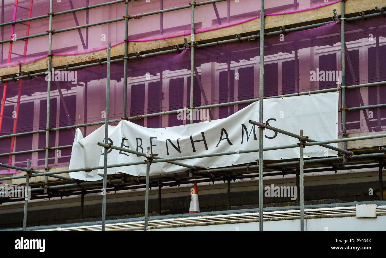 Worthing, Großbritannien, 25. Oktober 2018 - Die Debenhams Department Store in Worthing an diesem Morgen. Das Handelsunternehmen hat eine Aufzeichnung jährliche Verlust angekündigt und ist bis 50 Läden in den nächsten 5 Jahren möglicherweise auf bis zu 4000 Arbeitsplätze in Großbritannien: Simon Dack/Alamy Leben Nachrichten schließen Stockfoto