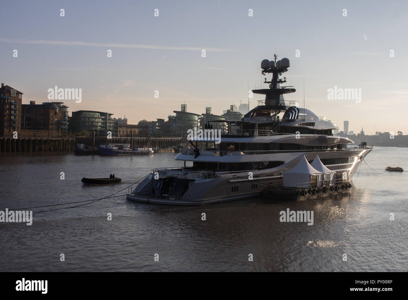 London, Großbritannien. 25. Oktober 2018. Die Luxus 308 ft Superyacht "Kismet" an der Themse im Besitz von Pakistani-American Milliardär Shahid Khan, der Inhaber der NFL Franchise Jacksonville Jaguars Shahid Khan ist 70. in der Forbes Liste der 400 reichsten Amerikaner geordnet, und insgesamt ist die 221St reichste Person in der worldCredit: Amer ghazzal/Alamy leben Nachrichten Stockfoto