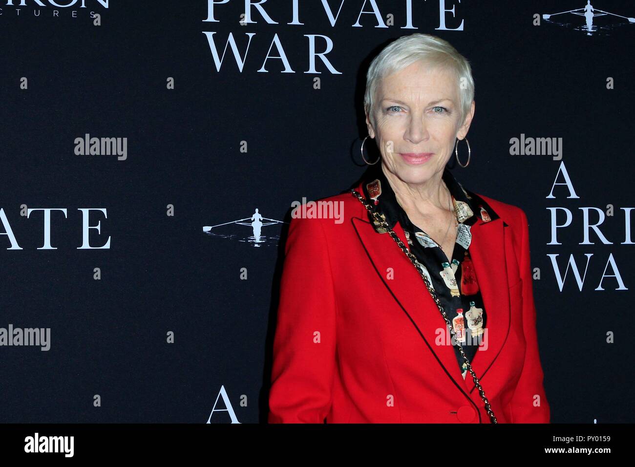 Los Angeles, CA, USA. 24 Okt, 2018. Annie Lennox in der Ankunftshalle für einen privaten Krieg Premiere, Samuel Goldwyn Theater, Los Angeles, CA 24. Oktober 2018. Credit: Priscilla Grant/Everett Collection/Alamy leben Nachrichten Stockfoto
