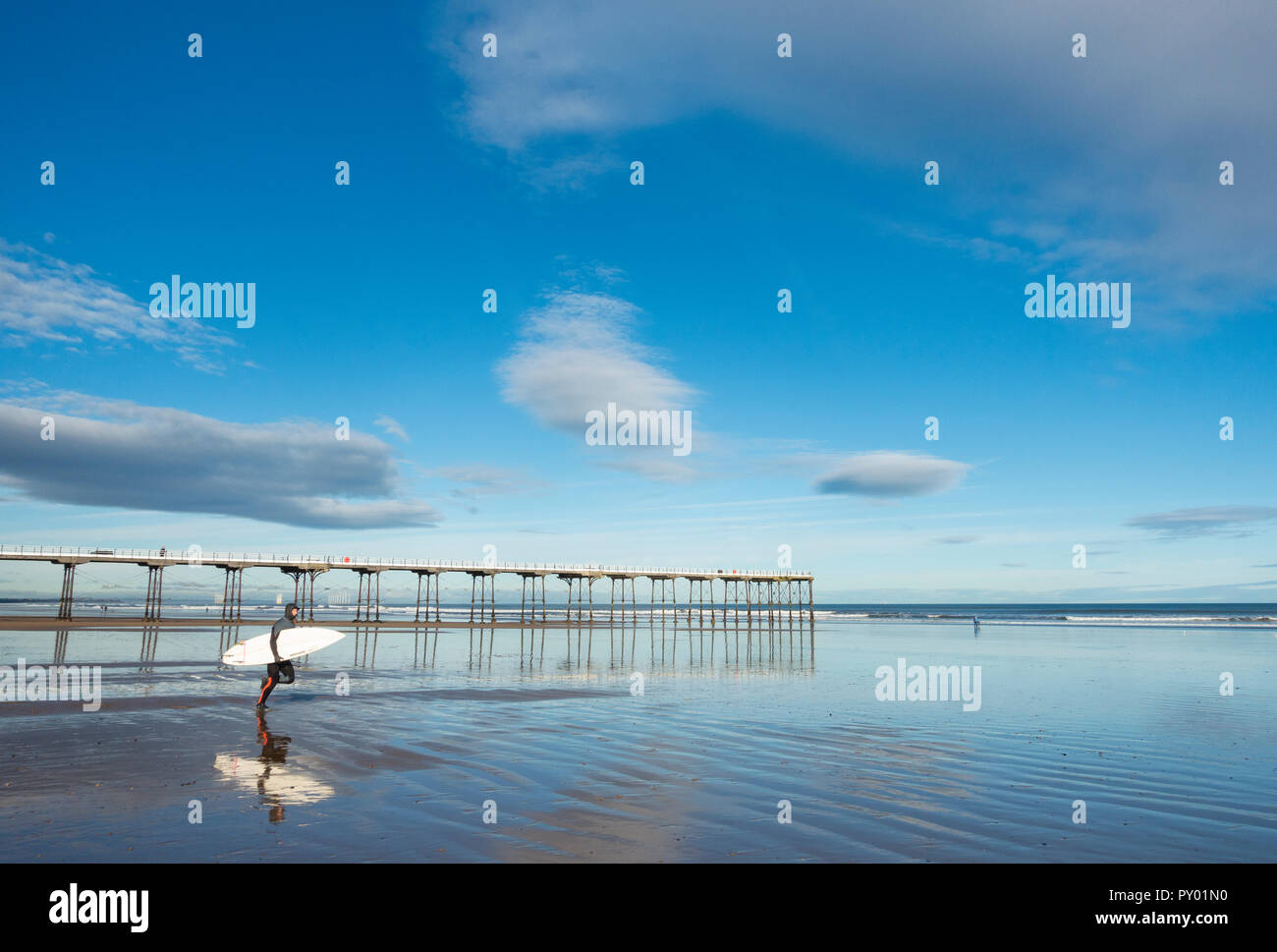 Surfer, Surfen, Saltburn am Meer, North Yorkshire, England. Großbritannien Stockfoto
