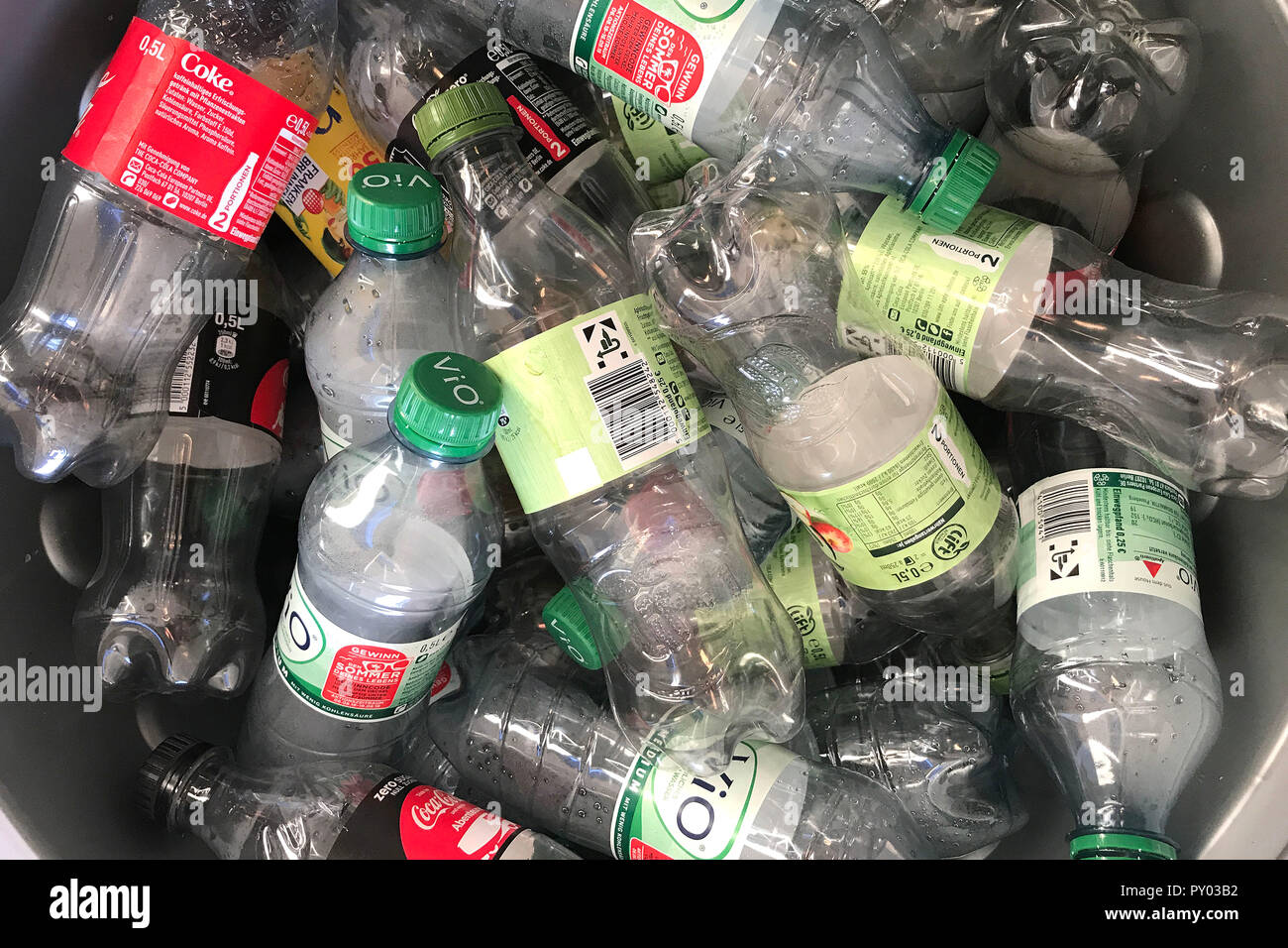 München, Deutschland. 25 Okt, 2018. Leere Plastikflaschen in einen  Sammelbehälter, Pfandflaschen, Flaschen, PET-Flaschen, Kunststoff,  Kunststoff, Kunststoff, Recycling, Einweg, Mehrweg, Pfandflaschen.