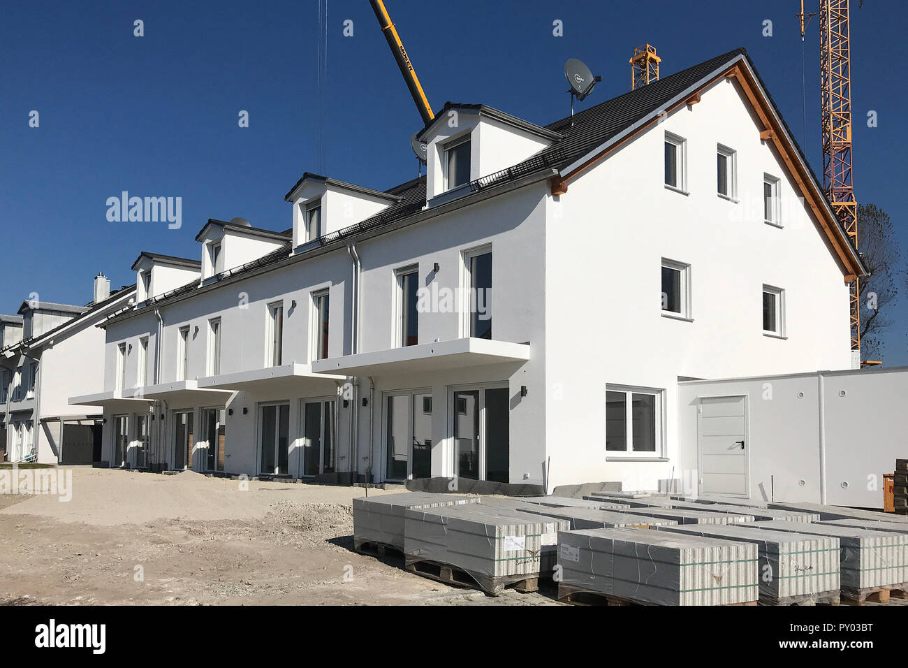 Ismaning Deutschland 25 Okt 2018 Fassade Neue Wohnungen In Ismaning Bei Munchen Wohnungen Reihenhaus Reihenhauser Reihenhaus Kurz Bevor Verstigstellung Sofort Bezugsfertig Gebaude Immobilien Wohneigentum Eigentumswohnung Neue Gebaude