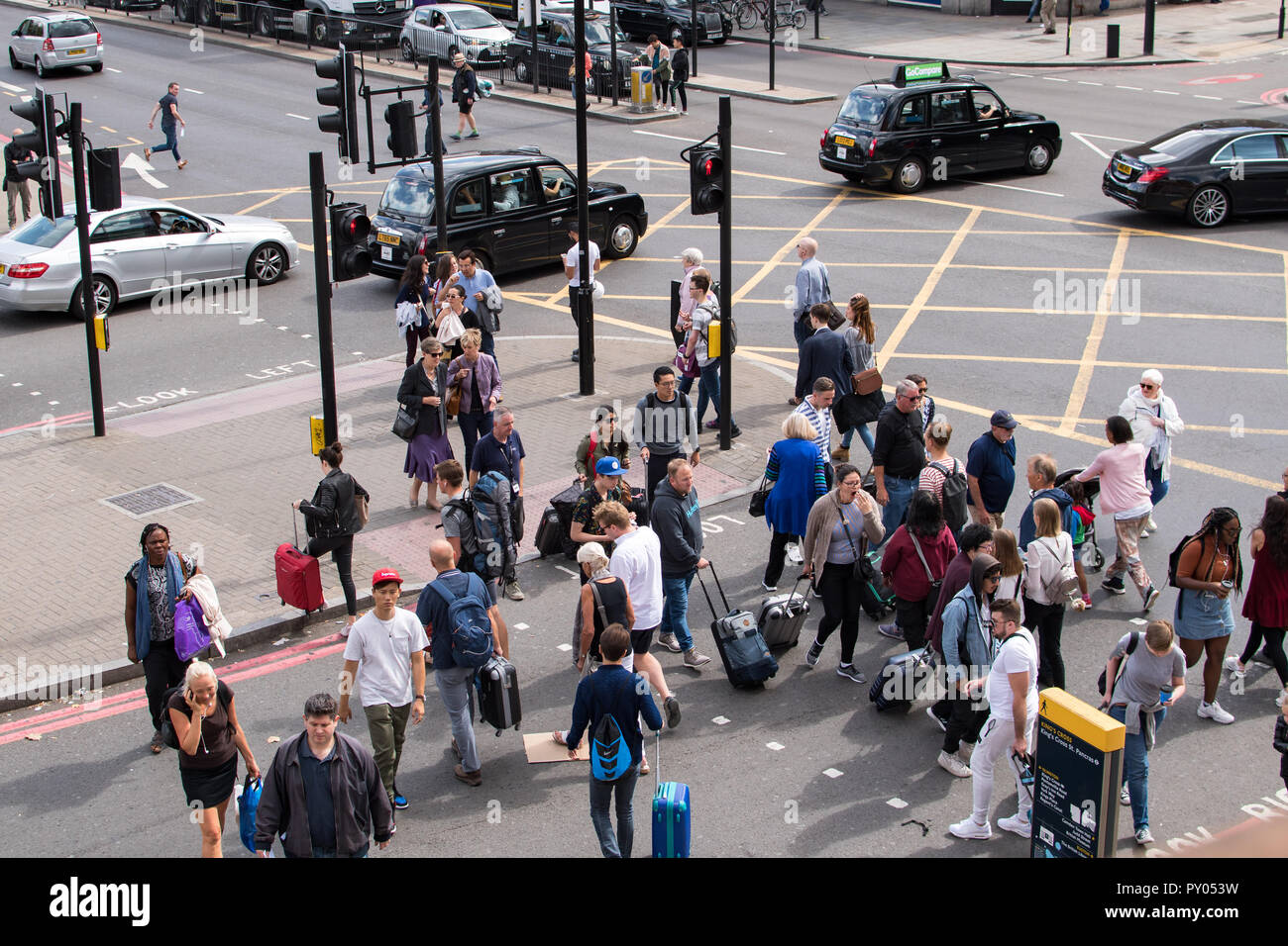 Fußgänger überqueren einer Straße im Zentrum von London, Großbritannien Stockfoto