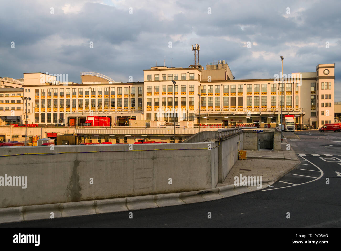 Die Mount Pleasant Mail Center, offiziell namens London Central Mail Mitte, hinten mit Royal Mail Lastkraftwagen und Fahrzeuge, London, UK Stockfoto