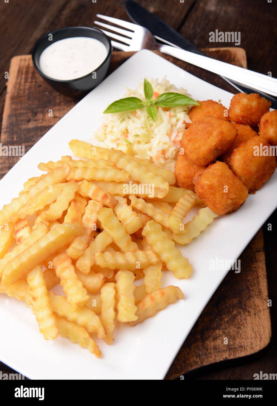 Chicken Nuggets mit Pommes frites und Salat ...