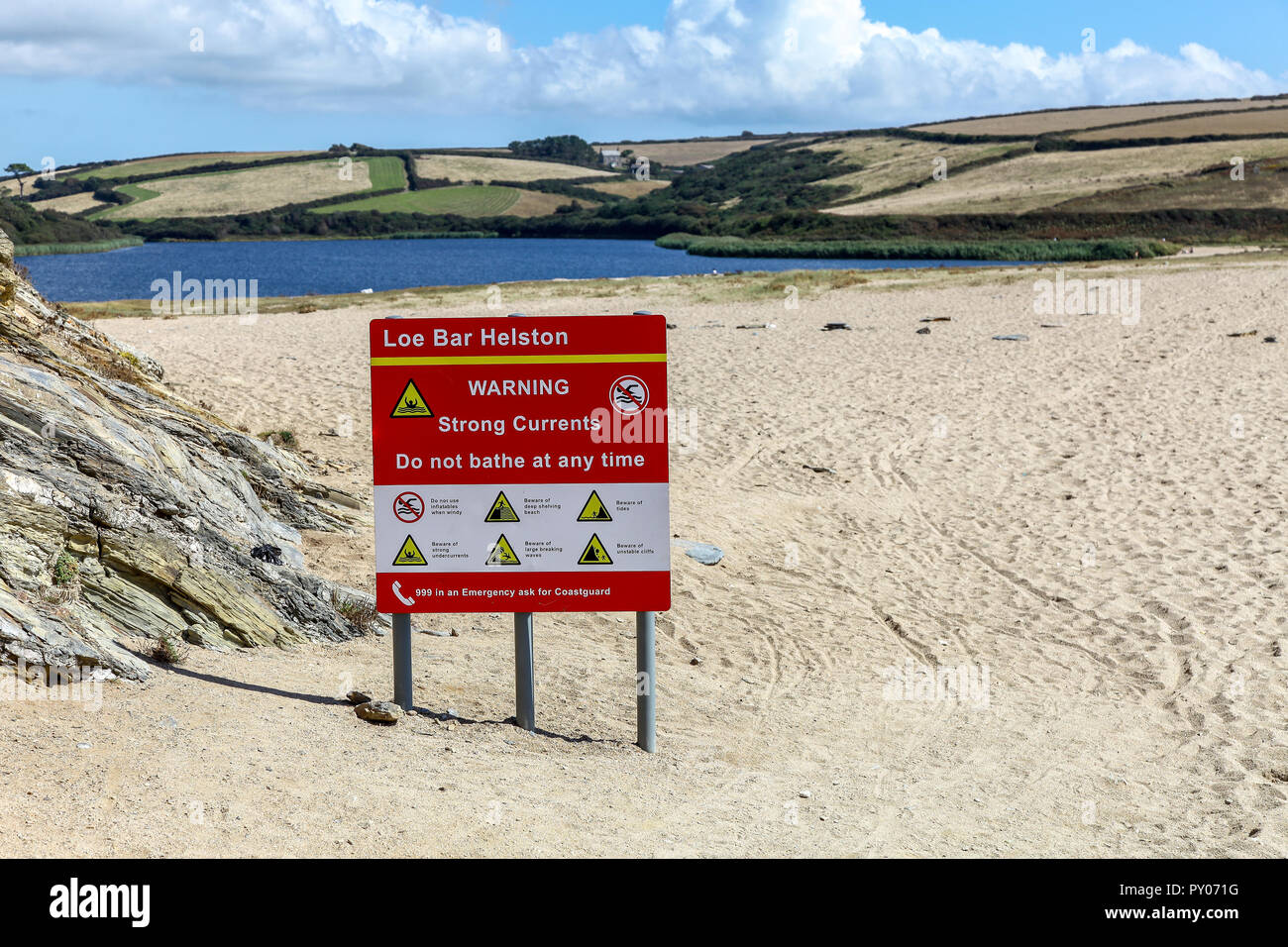 Warnschild Warnung vor starken Strömungen und die Menschen nicht zu baden, auf Loe Bar in der Nähe von Helston, Cornwall, England, Großbritannien Stockfoto