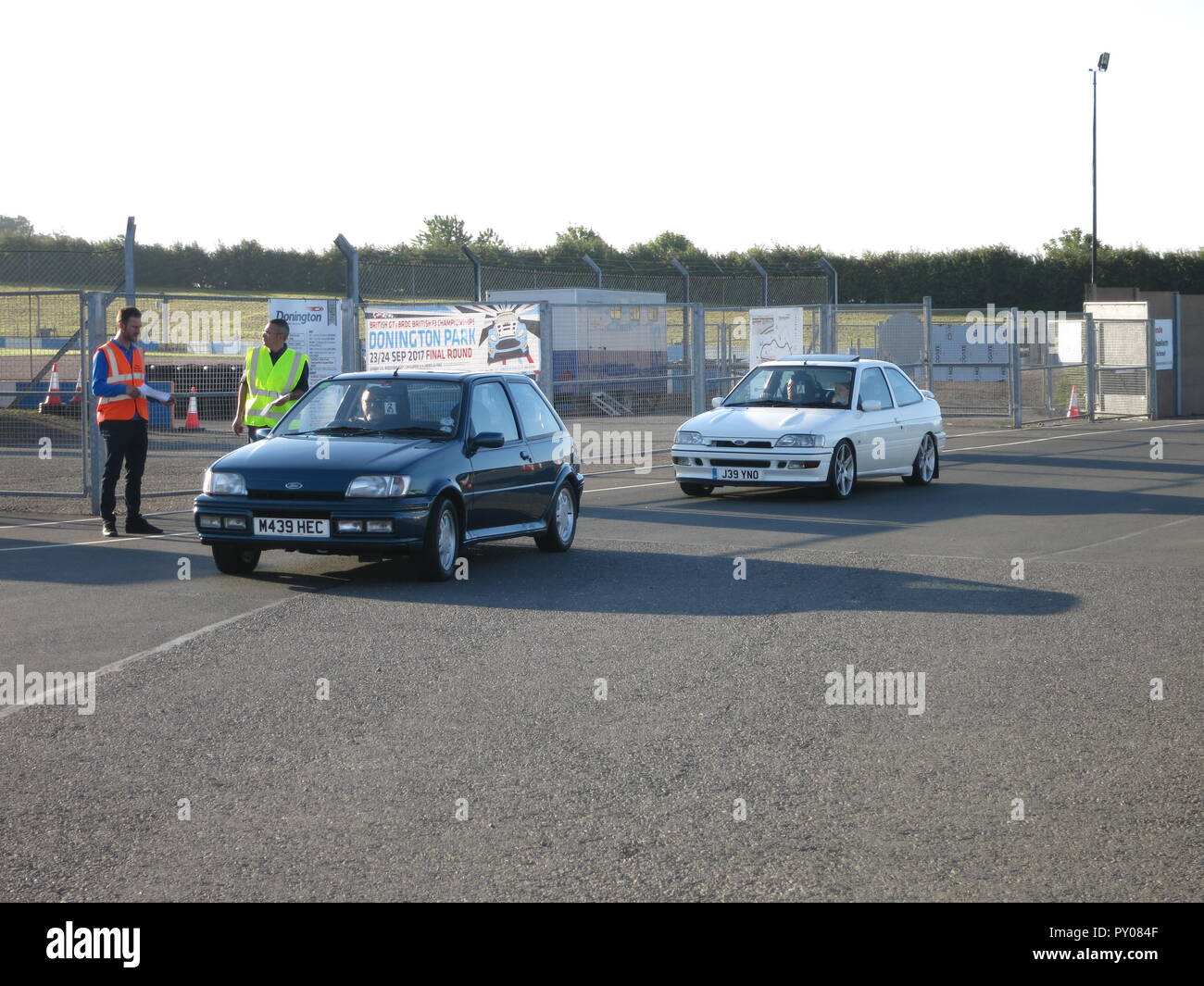 Ford Fiesta Mk3 rs Turbo und Escort RS 2000 in Donnington Park Rennstrecke an der RS Owners Club nationaler Tag - Eingabe von Anzeigen mit Ticket Marshall gezeigt Stockfoto